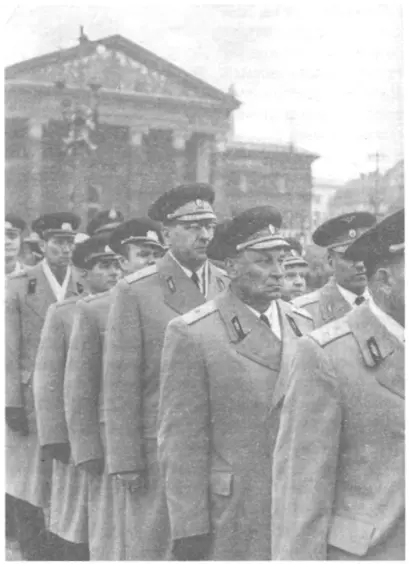 Будапешт 4 апреля 1961 года Перед возложением венков на площади Героев - фото 40