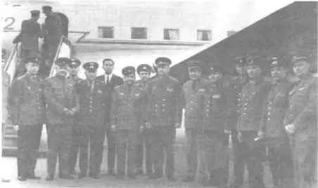 Киев 9 мая 1975 года Первоначальное построение перед шествием по Крещатику в - фото 49