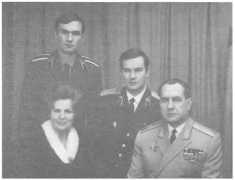 Киев 1976 год Наша семья сын Юрий лейтенант после окончания академии КГБ - фото 58
