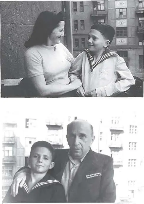 Анатолий Серебрянский с родителями Послевоенные фотографии 5 марта 1953 года - фото 30