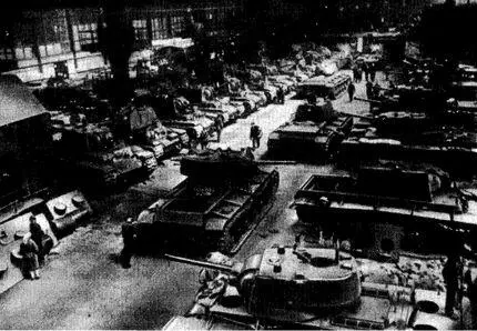 Сборка танков KB в цехе завода им С М Кирова Челябинск 1942 г К середине - фото 6
