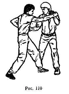 Выставленная вперед левая рука защищающегося блокирует атаку противника - фото 110