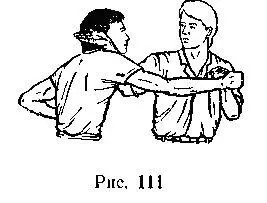 Правая же рука в момент вращения корпуса защищающегося двигаясь по телу - фото 111