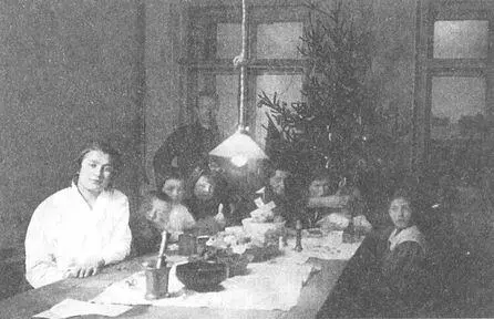 Елка в квартире Кондиайнов на ул Красных Зорь 1923 г Архив семьи Кондиайнов - фото 30