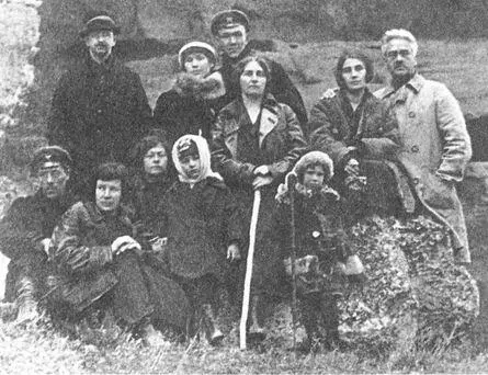 А В Барченко с учениками в Крыму весна 1927 г Стоят справа налево А - фото 31