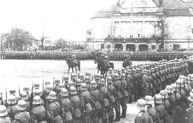 Германские солдаты на смотре 1936 год Этот смотр проходил недалеко от - фото 6