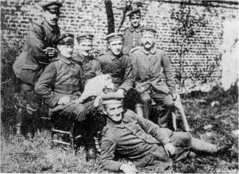 Фотография сделана в госпитале куда Гитлер сидит справа был направлен после - фото 2