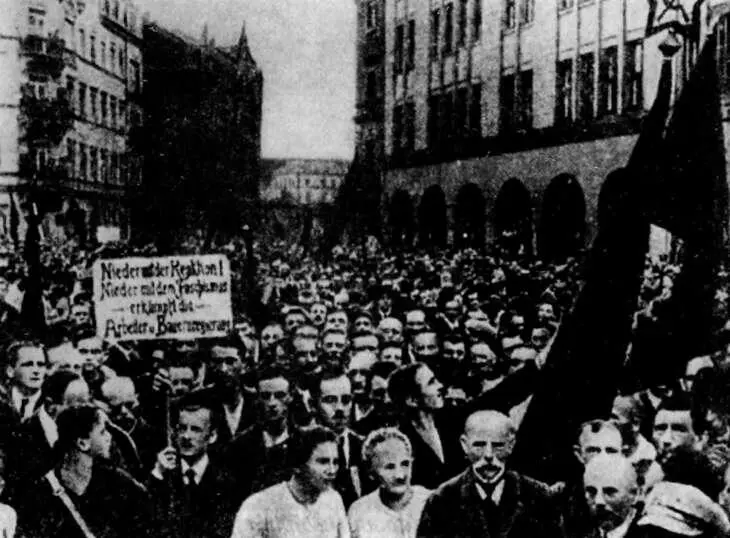 Колонна демонстрантов в Дрездене выступающая против фашистов Осень 1923 года - фото 10