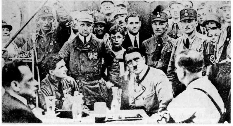 Гитлер с баварскими нацистами 1924 г Гитлер и Гесс на похоронах Пенера - фото 18