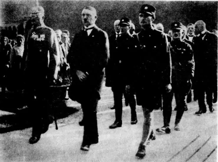 Гитлер и Гесс на похоронах Пенера 1925 г Гитлер выступает на встрече - фото 19