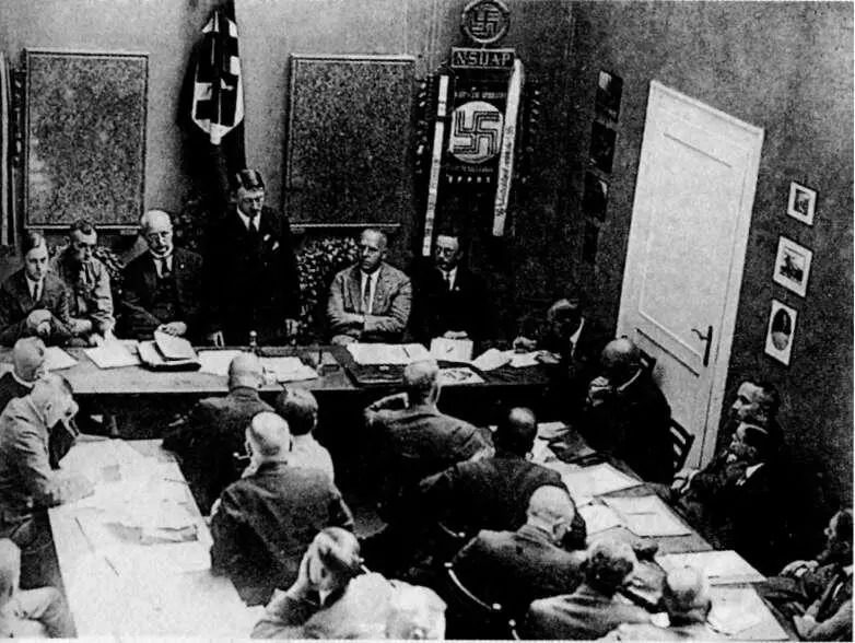 Гитлер выступает на встрече руководителей нацистской партии 1928 г Вновь - фото 20