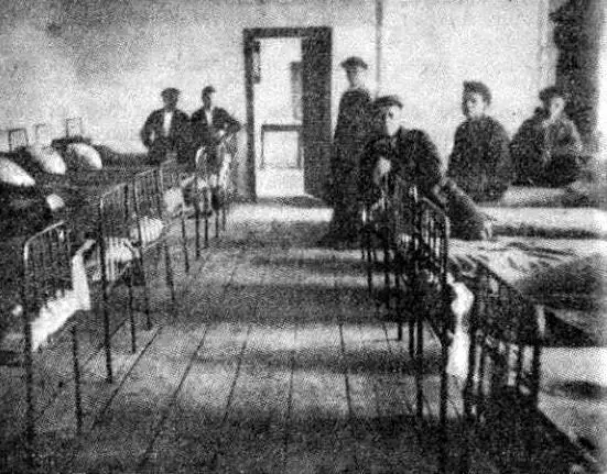 Рис 5 Комната в одном из образцовых бараков Раньше в бараке была и кухня но - фото 6