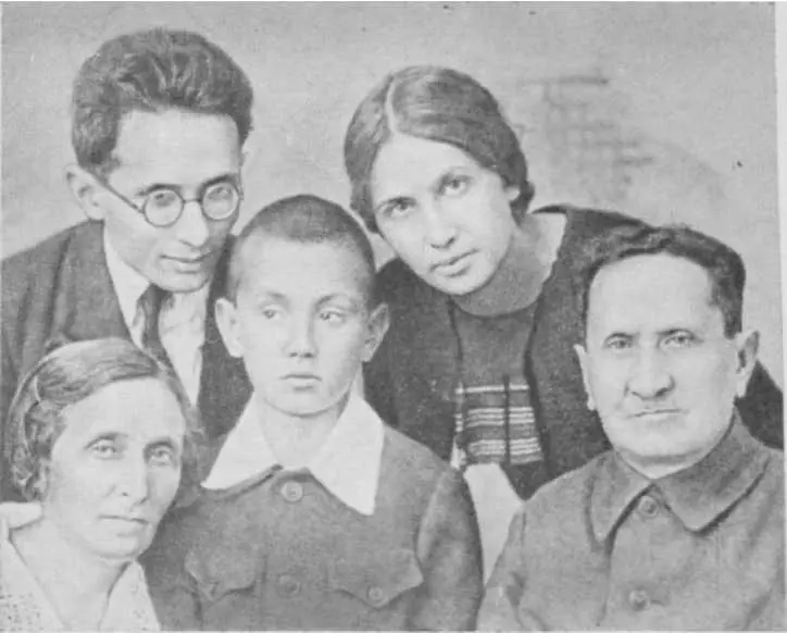 Матвей Петрович с родителями сестрой и племянником Дома у сестер - фото 61