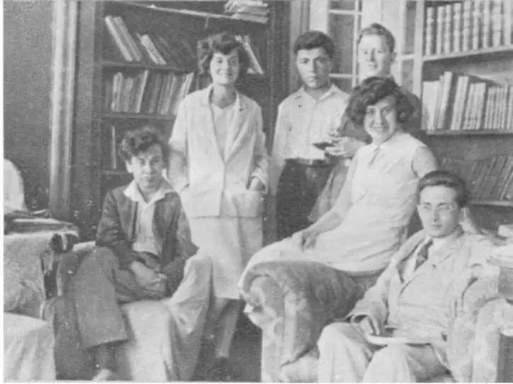 Дома у сестер Канегиссер Л Д Ландау Е Н Канегиссер В А Амбарцумян - фото 62