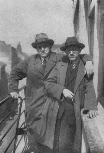 Маяковский с поэтом Иозефом Гора в Праге 1927 г Выходные данные ВЛАДИМИР - фото 9