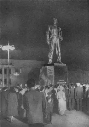 Памятник В Маяковскому в Москве Выходные данные ВЛАДИМИР ВЛАДИМИРОВИЧ - фото 29