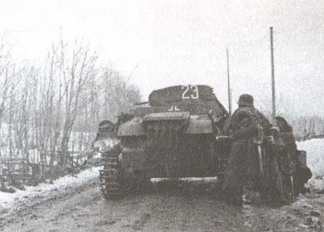 Пехотинцы укрываются за танком Mark I Немецкие солдаты расчищают завал - фото 29