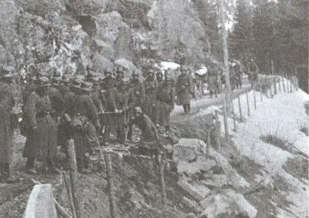 Немецкие солдаты расчищают завал образованный сброшенными камнями Пехотинцы - фото 30