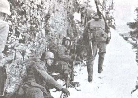 Пехотинцы поднимаются по заснеженному склону Отдыхающий солдат первый слева - фото 31