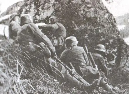 В ожидании атаки солдаты сражающиеся в горной местности укрываются за скалой - фото 33