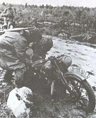 Мотоцикл застрявший в непролазной грязи на дороге в зоне действий XXXVI - фото 39