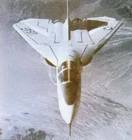 Один из первых F111А в полете со сложенным крылом 29 сентября 1961 г 10 - фото 127