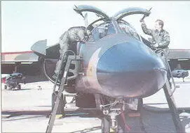 Предполетная подготовка самолета F111D В августе этого же года выявилась - фото 132