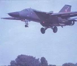Заходящий на посадку F111 демонстрирует мощную механизацию крыла - фото 139