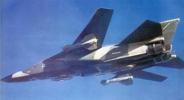 F111F с двумя бомбами GBU15 под крылом и контейнером AXQ14 с аппаратурой - фото 152