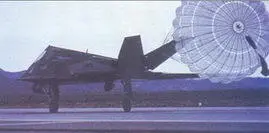Для гашения высокой посадочной скорости на F117 обычно используется тормозной - фото 319