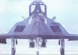 F117A с выпущенными держателями бомб Испытания по сбросу с F117 бомбы - фото 333