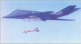 Испытания по сбросу с F117 бомбы GBU27 F117 может нести одновременно - фото 334
