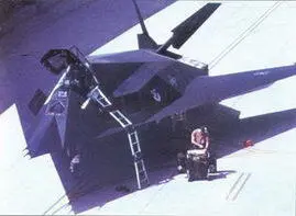 Подготовка F117 к боевому вылету с саудовской базы С августа 1990 г фирма - фото 338