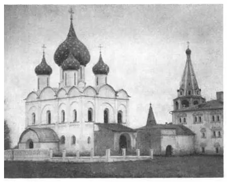 Вид собора с другой стороны Справа здание архиерейских палат и колокольня - фото 106