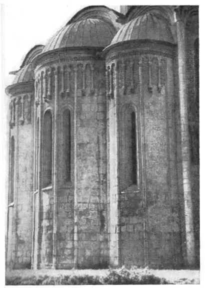 Три алтарные апсиды украшены менее богато Один из резных камней - фото 97