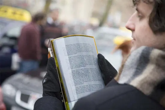 Закончив чтение он заложил между страницами использованную карточку метро и - фото 1