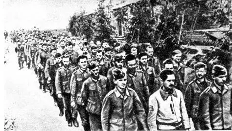 Колонна фашистских солдат и офицеров взятых в плен под Смоленском 1941 г - фото 5