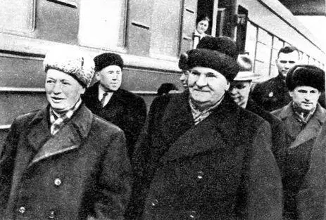 М А Шолохов и М Ф Лукин на перроне Ростовского вокзала 1964 г На - фото 21