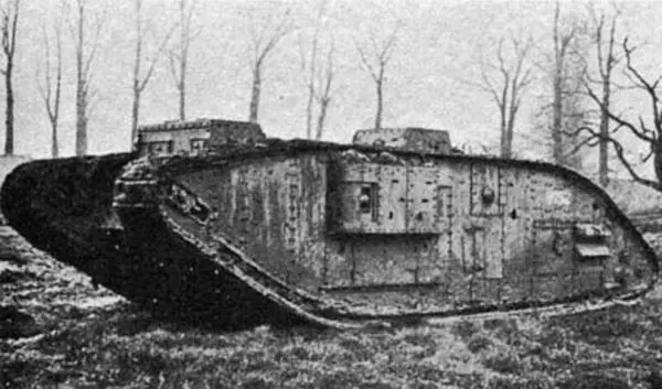 На фотографии вверху слева британский Mk V самая удачная конструкция танка - фото 33
