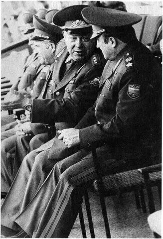 Министр обороны П Грачев и Главком ЗГВ М Бурлаков Вюнсдорф Май 1994 года - фото 7