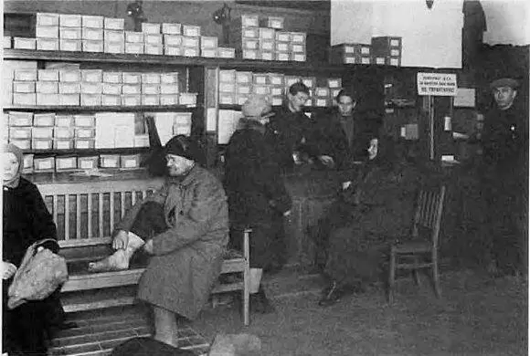 В обувном отделе Дома Ленинградской кооперации 1928 г ЦГАКФФД Бытовой - фото 4
