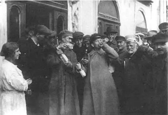 В очереди за водкой Петроград 1920е гг ЦГАКФФД Гуталиновая фабрика - фото 13