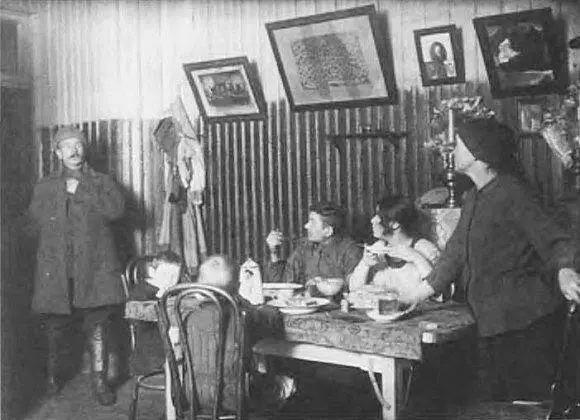 Рабочая семья за чаем Петроград 1920 г ЦГАКФФД Уличная торговля - фото 19