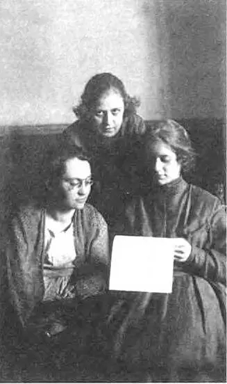 Работницы 1925 г ЦГАКФФД Совслужашие1928 г Частный архив - фото 26