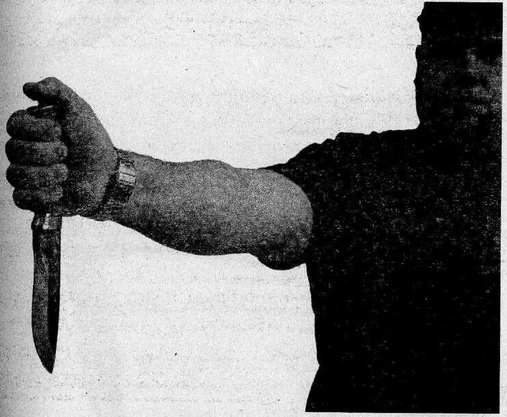 Рис 23 Обратный хват ножа Рис 24 Перехват из прямого хвата в обратный - фото 148