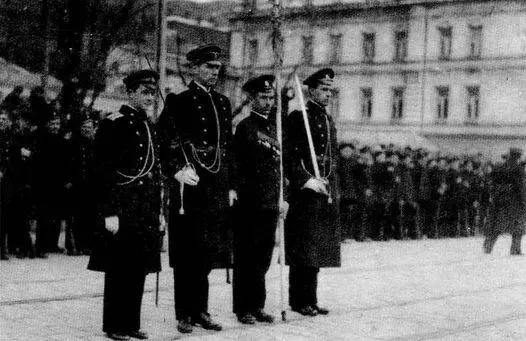 Морские офицеры на параде во Владивостоке в 1921 г до эвакуации Русские - фото 15