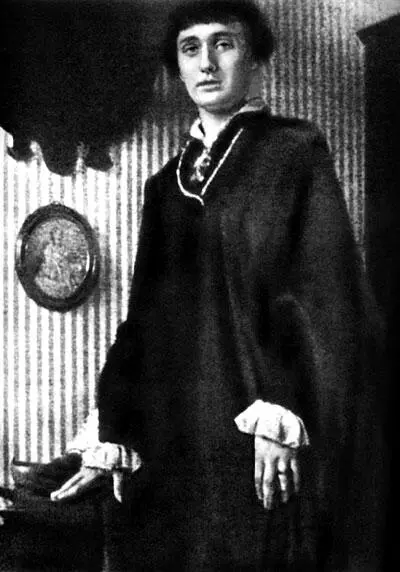 Анна Ахматова 1910е годы Углем наметил на левом боку Углем наметил на - фото 17