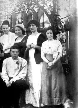 Анна Ахматова третья слева крайняя справа Маша КузьминаКараваева Николай - фото 28