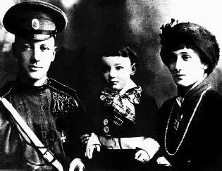 А Ахматова и Н Гумилев с сыном Львом 1915 г Она даже проводила мужа до - фото 63