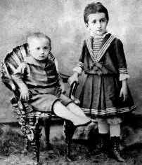 Аня Горенко с младшим братом Виктором Для того ль тебя носила Виктору - фото 76
